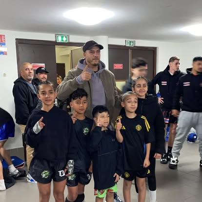Groupe de jeunes boxeurs avec leur coach après une compétition