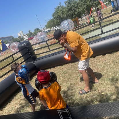 Coach avec deux enfants au ring gonflable